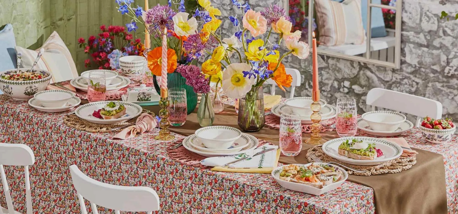 Tableware arranged for relaxed everyday dining